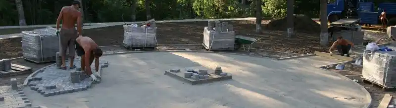 Укладка тротуарной плитки в процессе устройства пешеходных дорожек Контроль качества укладки тротуарной плитки